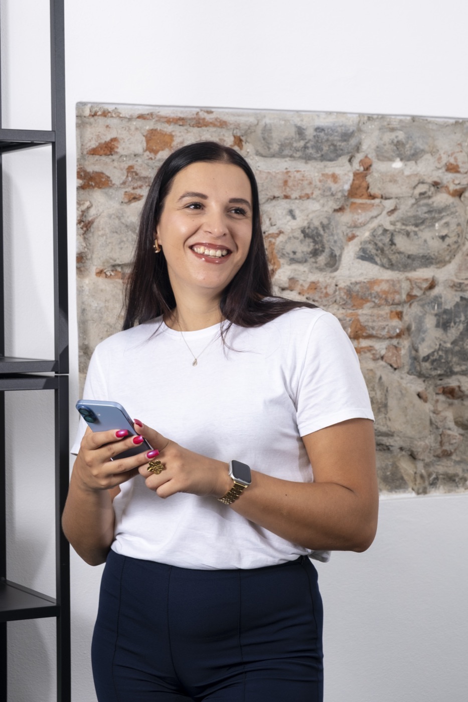 Una persona dello studio guarda il telefono, in ufficio